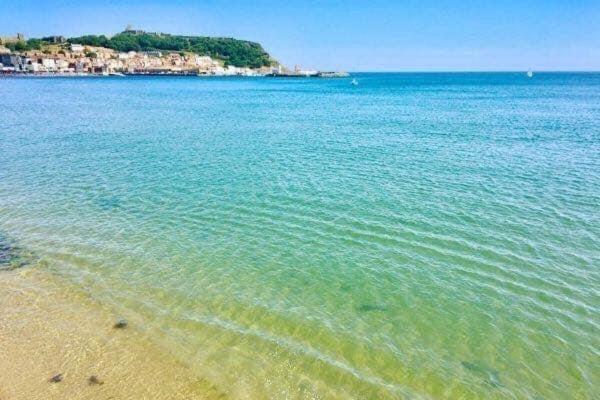 Апартаменты Lighthouse View, One Min From Harbour & Beach Скарборо Экстерьер фото