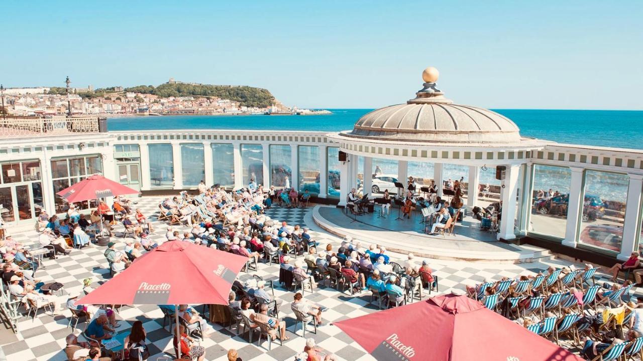 Апартаменты Lighthouse View, One Min From Harbour & Beach Скарборо Экстерьер фото